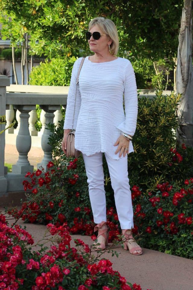 White summer casual outfits for 50 year old woman